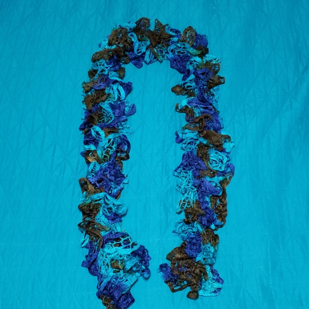 Women's Ruffle Scarf Homemade - Picture 2 of 3